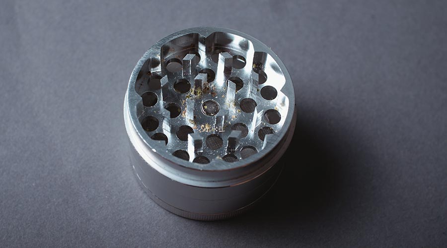 https://stonerthings.com/wp-content/uploads/2022/01/Metal-weed-grinder.jpg